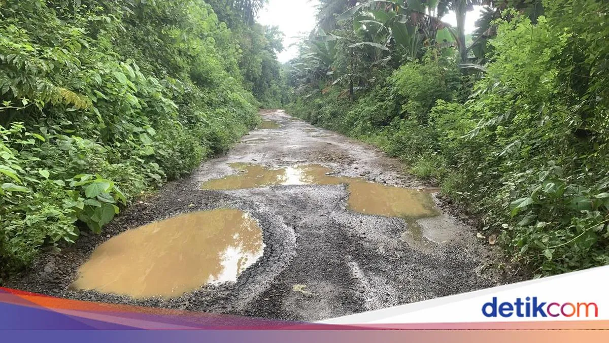 Kerusakan Jalur Alternatif Menuju Kuta Mandalika
