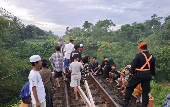 KAI Daop 8 Surabaya Ingatkan Masyarakat tentang Bahaya Aktivitas di Jalur Rel