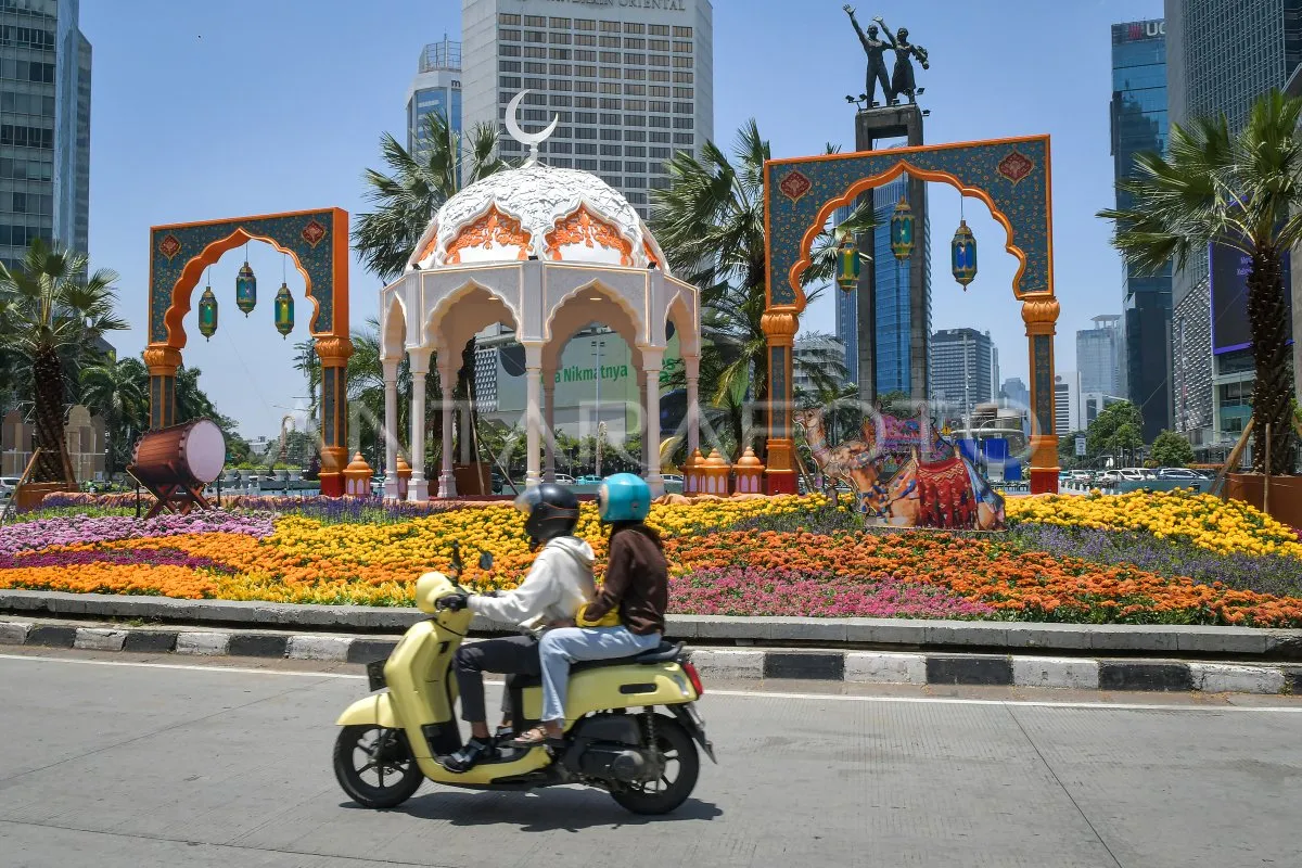Dekorasi Masjid dan Beduk Warnai Bundaran HI Menyambut Idul Fitri
