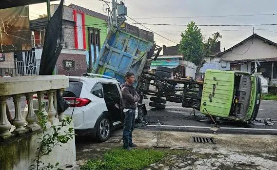 Kecelakaan Truk dan Mobil Hebohkan Warga Sambong Kanigoro Blitar