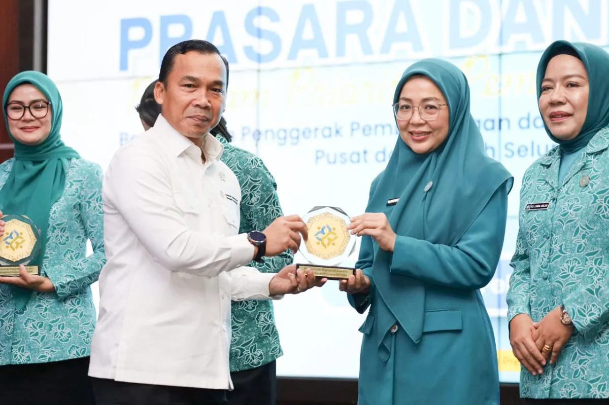 Menteri Wihaji Berikan Penghargaan kepada TP PKK Makassar atas Inovasi Pembangunan Keluarga