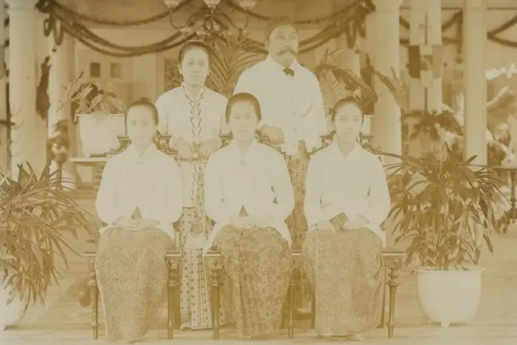 Mengenal Surat-surat Kartini: Menggugat Kolonialisme Melalui 42 Kutipan Tajam