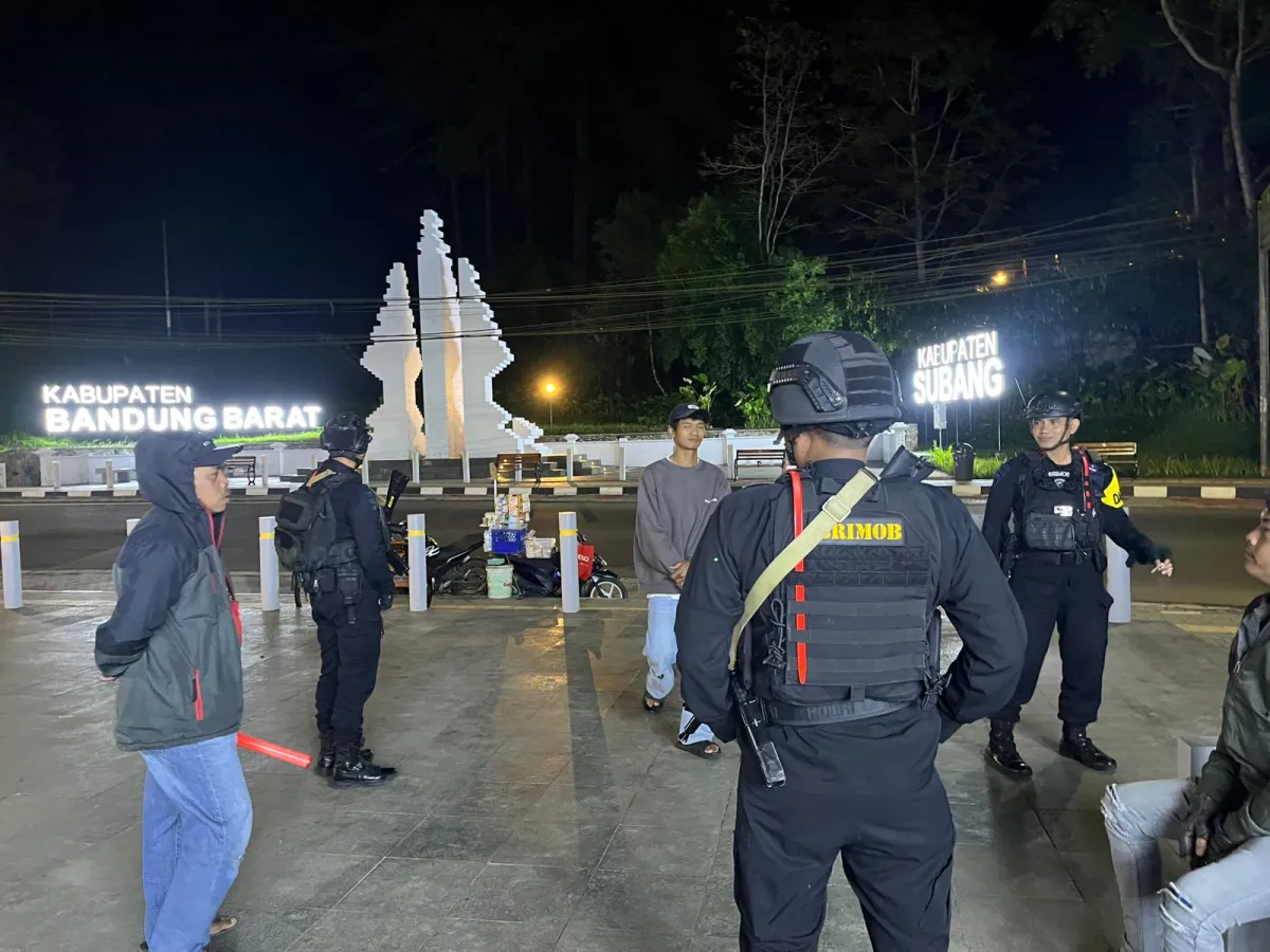 Brimob Lakukan Patroli Malam untuk Keamanan Masyarakat di Lembang