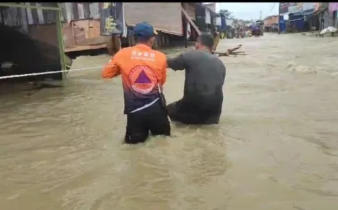 Banjir Terjang Desa Seruway, Tanggul Jebol Akibatkan Kepanikan Warga