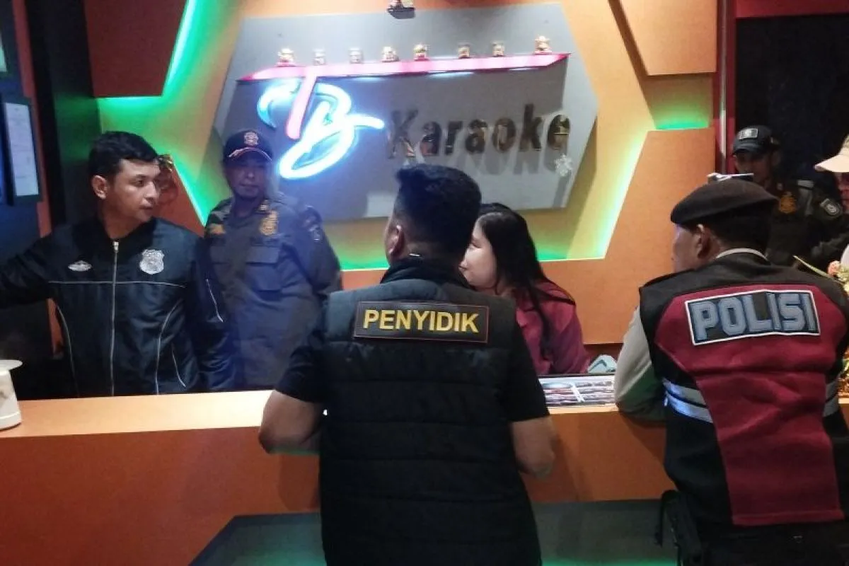 Satpol PP Dumai Tutup Paksa Pub Dream Box Karena Melanggar Jam Operasional