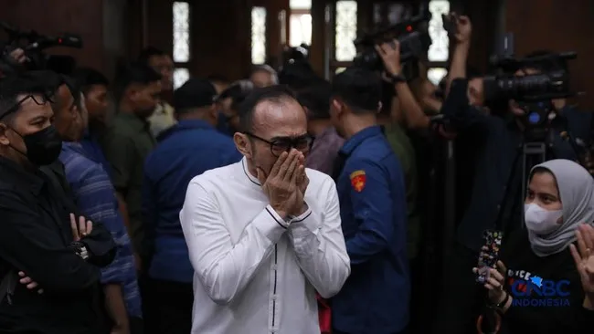 Riva Siahaan Menangis Haru Dapat Dukungan Jelang Vonis Korupsi
