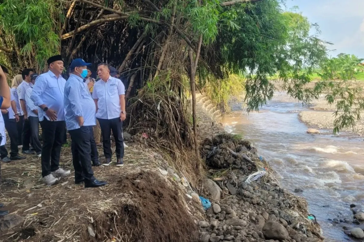 Rumah Warga Situbondo Terendam Akibat Luapan Sungai Lubawang