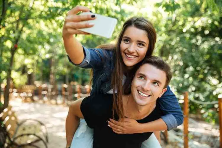 Romantisme di Media Sosial: Cinta atau Konten?