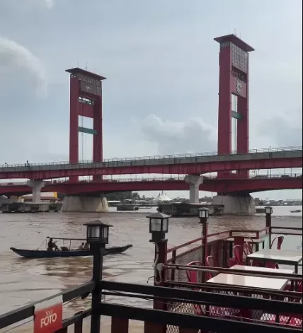 Ngabuburit di Atas Sungai Musi, Menunggu Magrib dengan Latar Jembatan Ampera