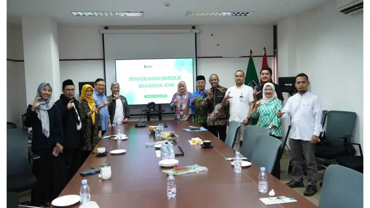 ICMI Serahkan Beasiswa untuk Tingkatkan Pendidikan Mahasiswa UICI