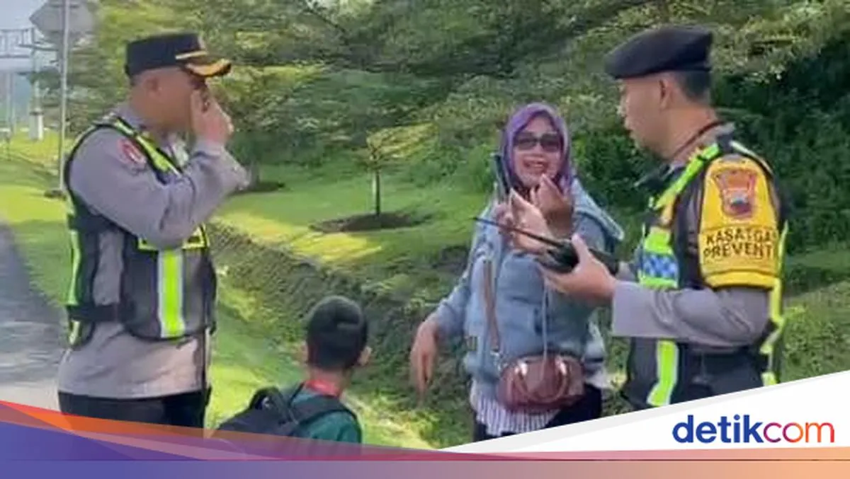 Empat Pemudik Asal Bekasi Turun dari Bus di Jalan Tol Semarang-Solo