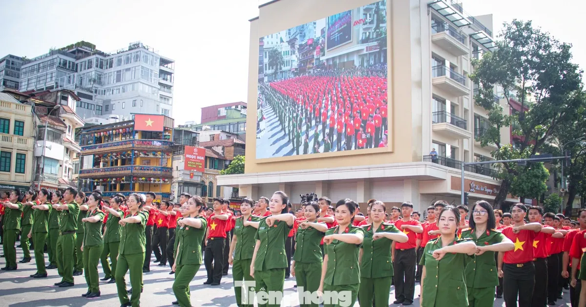 8.000 Orang Bersama Polisi Hanoi 'Menghijaukan' Ruang Daring