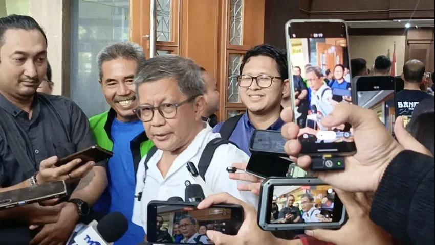 Rocky Gerung Hadiri Sidang Nadiem Makarim, Uji Nalar Hukum dalam Kasus Dugaan Korupsi