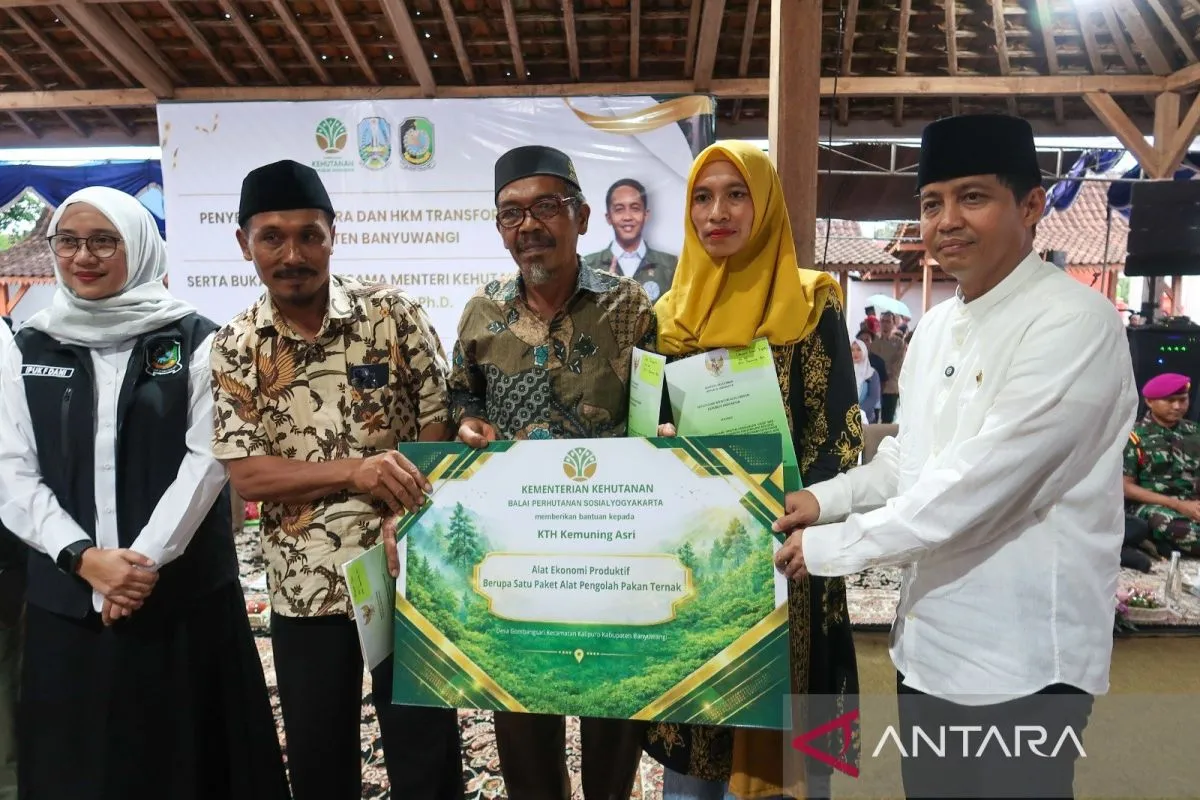 Kementerian Kehutanan Serahkan SK TORA dan SK HKm ke Masyarakat Banyuwangi