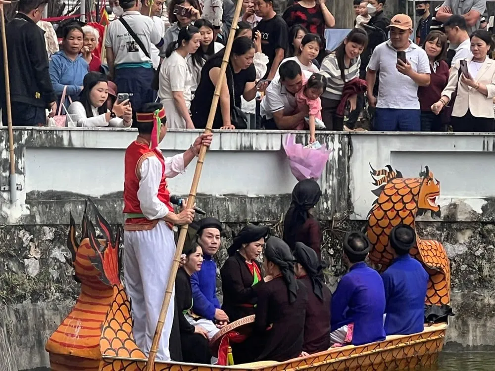Festival Lim: Penyanyi Quan Ho Terima Apresiasi dengan Karangan Bunga