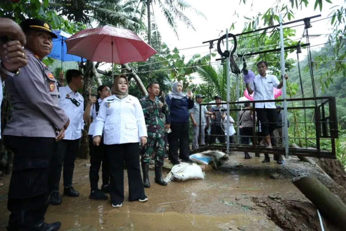 Warga Ponorogo Terpaksa Melintas Jembatan Darurat Usai Putus