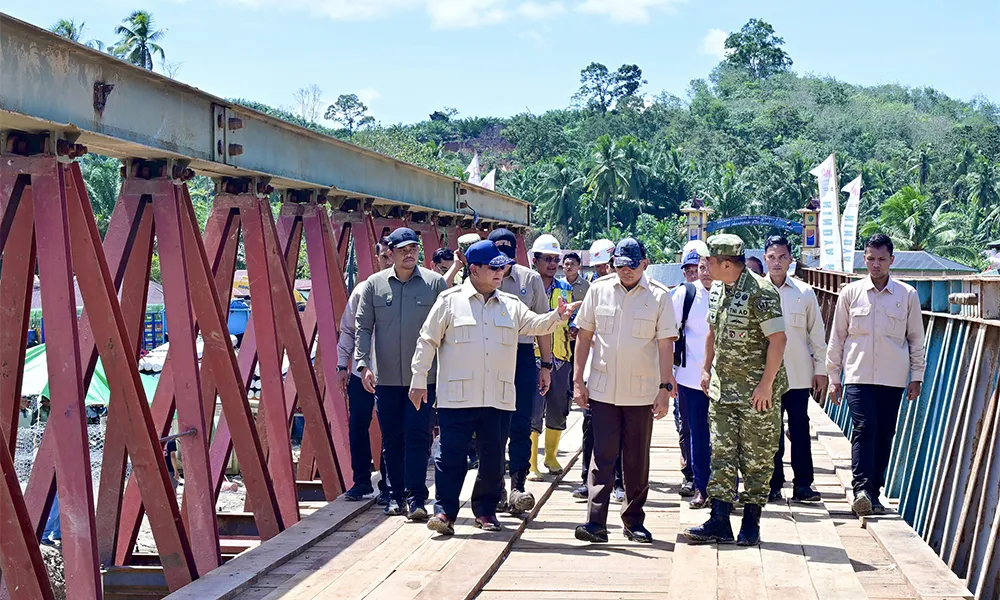 Gubernur Bobby Nasution Dampingi Presiden Tinjau Proyek Jembatan dan Posko Pengungsi di Tapanuli Selatan