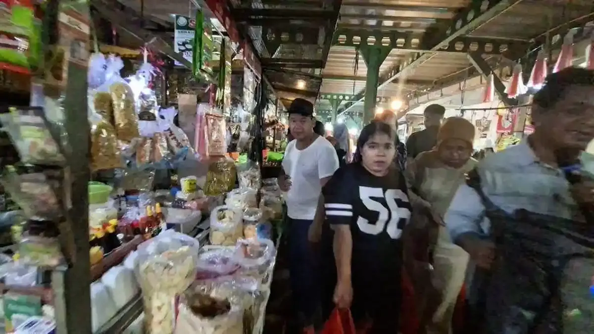 Pasar Pal Depok Dipadati Pengunjung di Awal Ramadan