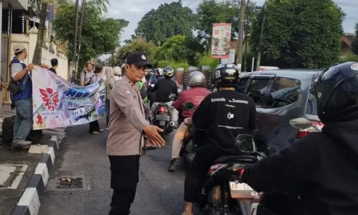 Bhabinkamtibmas Dampingi Alumni Bosa Bagikan 350 Paket Takjil di Kotabaru
