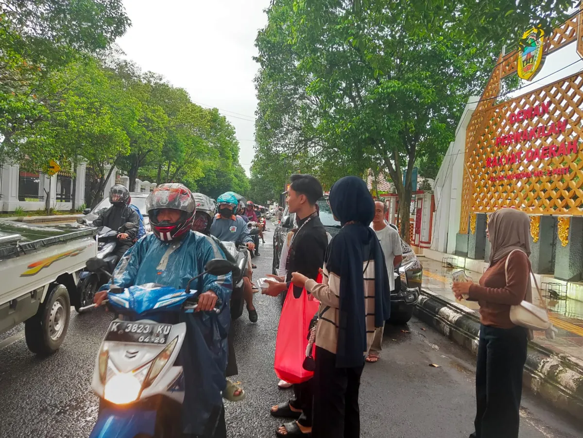Forum Anak Pati Bagikan Ratusan Takjil untuk Warga