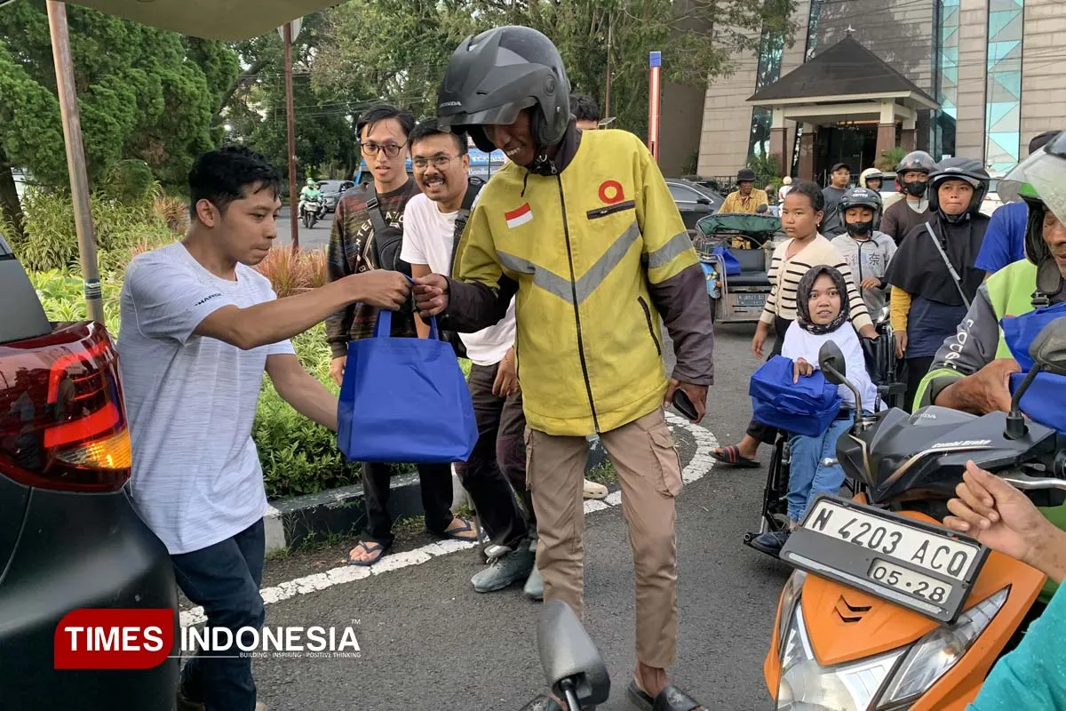 Teman Difabel Malang Bagikan Takjil Buka Puasa untuk Ratusan Warga