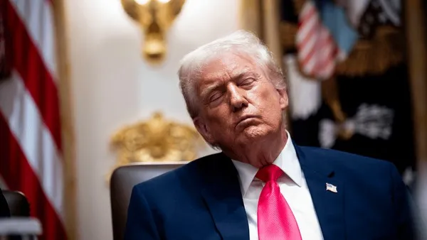 Kontroversi Rapat Dewan Perdamaian: Trump Tertidur dan Palu Emas Hilang
