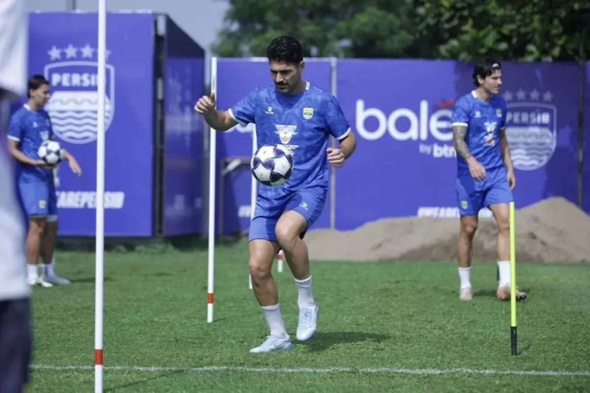Tanpa Bojan Hodak, Persib Hadapi Tantangan Melawan Madura United