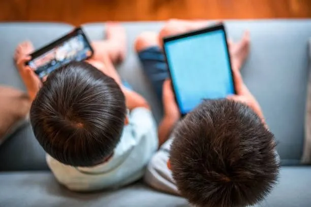 IDAI Ingatkan Bahaya Kecanduan Gadget pada Anak