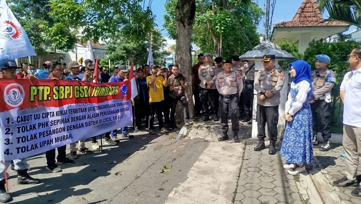 Buruh Jombang Serukan Tuntutan PHK dan Upah Minimum di Depan DPRD