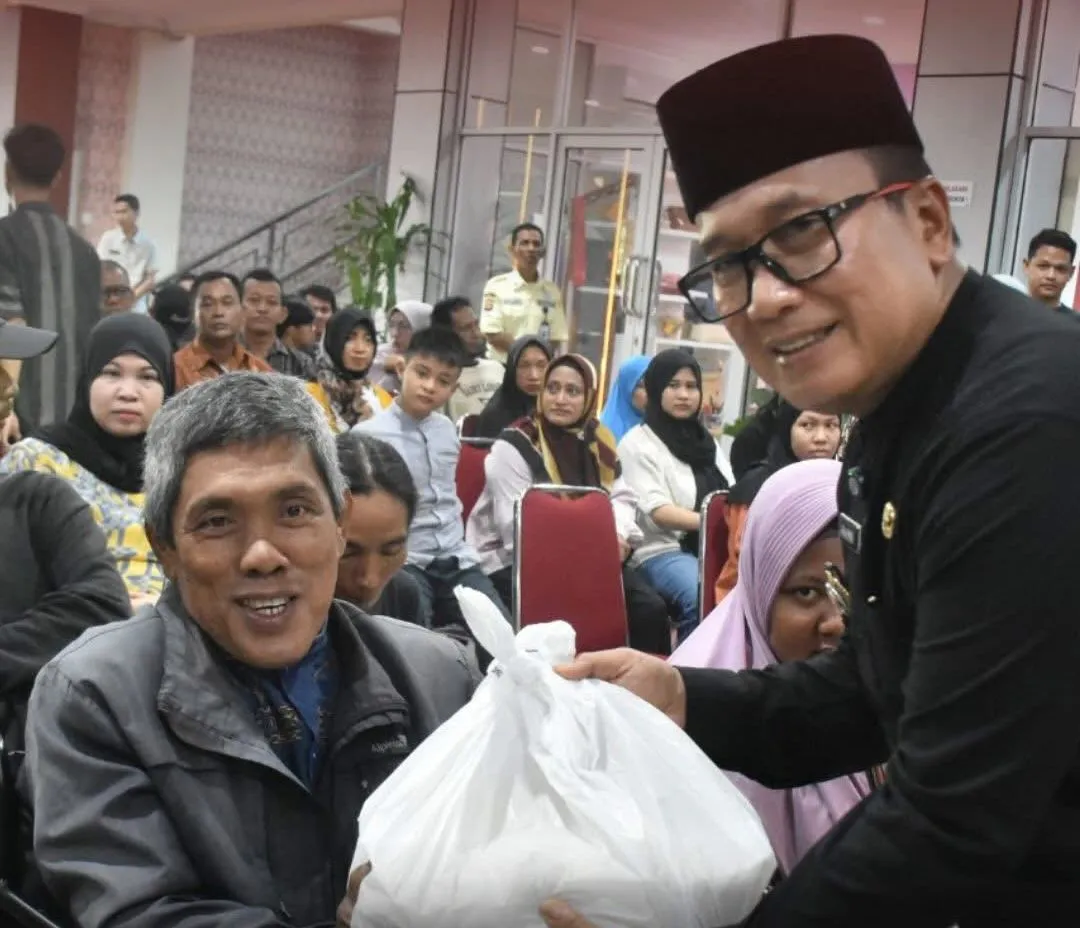 Bupati Sujiwo Berikan Bantuan Sembako untuk 50 Difabel di Bulan Ramadan