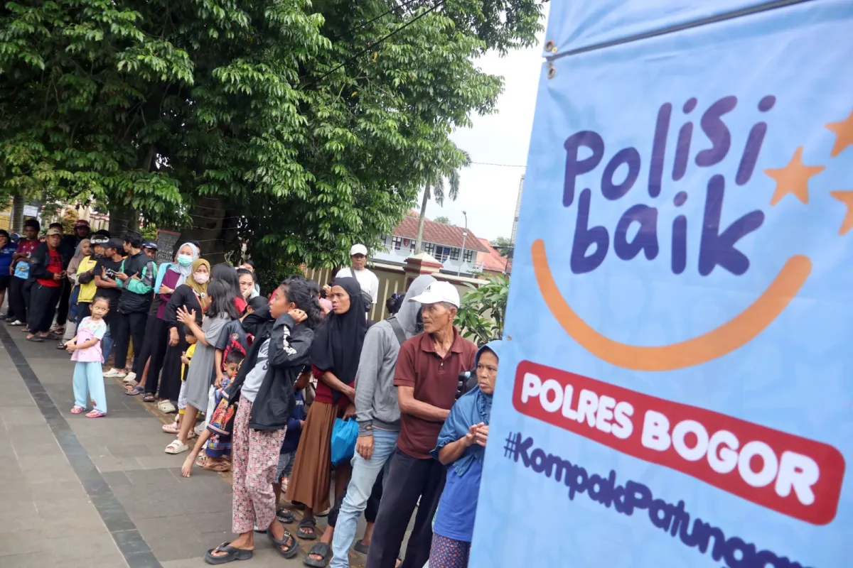 Polisi Bagikan Takjil Gratis untuk Warga Bogor di Bulan Ramadhan