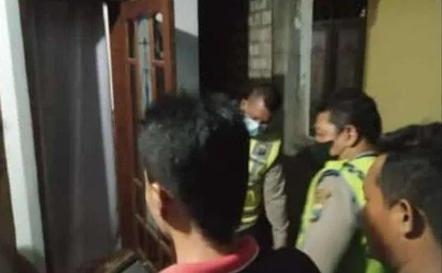 Istri Ketahuan Selingkuh di Ruang Tamu, Suami Menggerebek