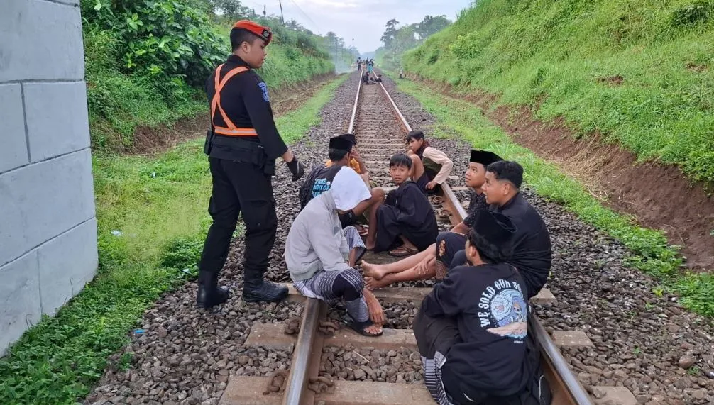 KAI Daop 8 Surabaya Ingatkan Bahaya Ngabuburit di Rel Kereta