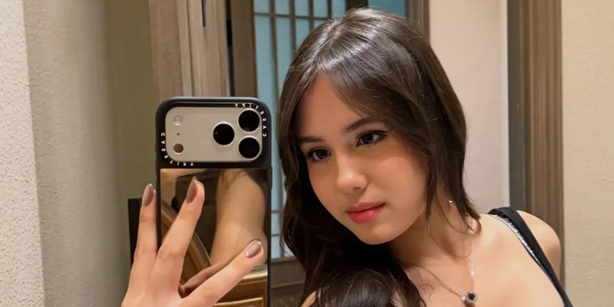 Nicole Rossi Tampil Menawan dalam Mirror Selfie