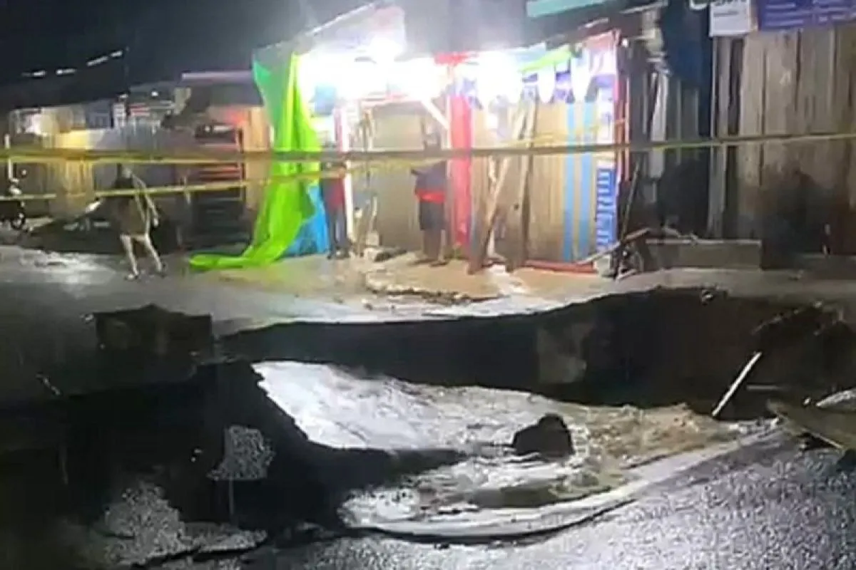 Jalan Trans Kaltara di Sekatak Terputus Akibat Amblasnya Gorong-gorong