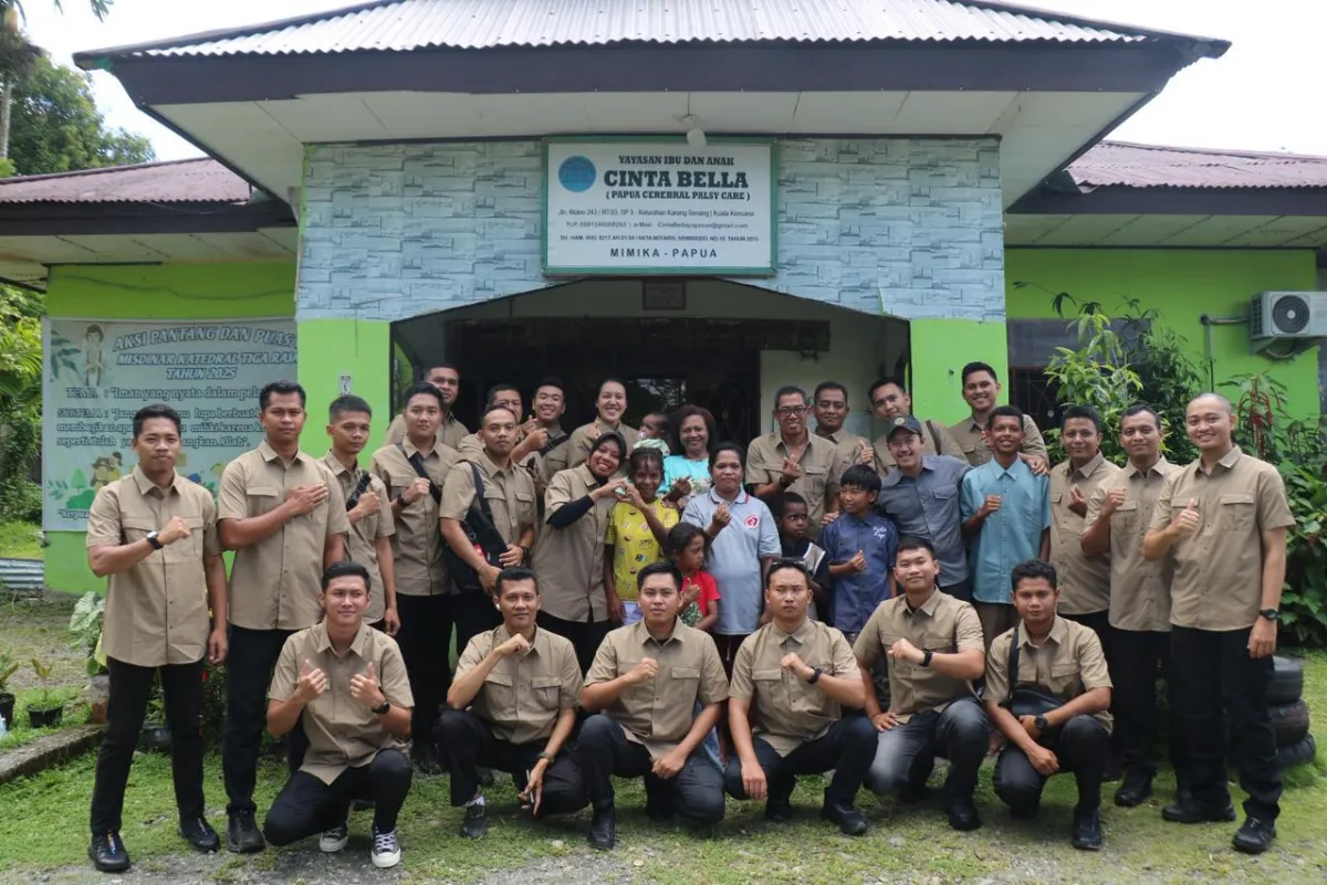 Satgas Ops Damai Cartenz 2026 Salurkan Bantuan Sosial di Mimika