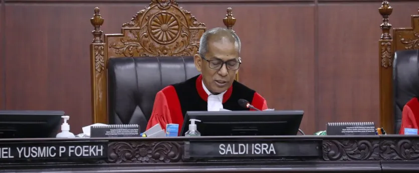 MK Tolak Uji Materiil Larangan Merokok saat Berkendara