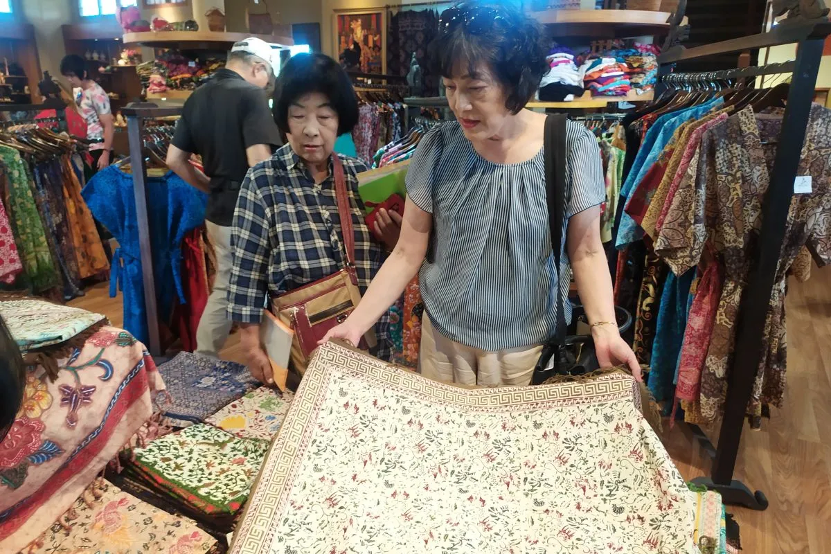 Hari Batik: Sentra Batik di Bali Menarik Perhatian Wisatawan Asing