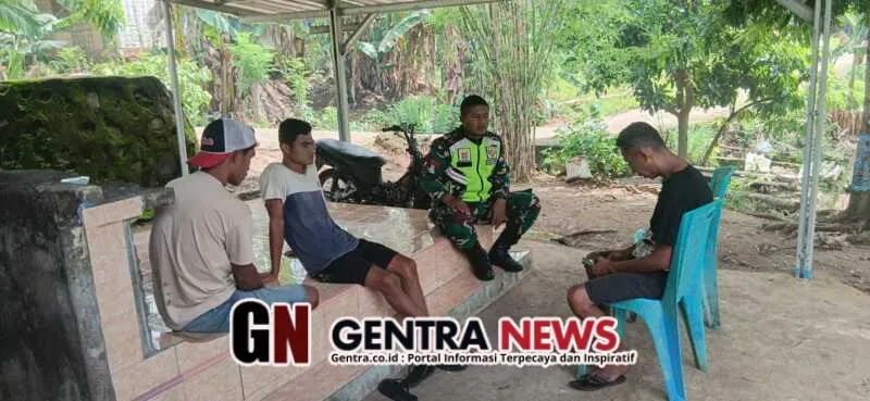 Babinsa Nggela Jalin Kemanunggalan dengan Warga Melalui Pantauan Keamanan