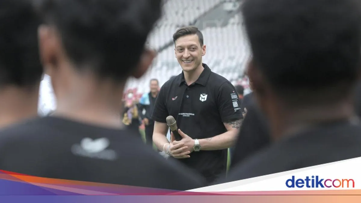 Mesut Ozil Berbagi Kebahagiaan Ramadan dengan Pengungsi Rohingya di Bangladesh