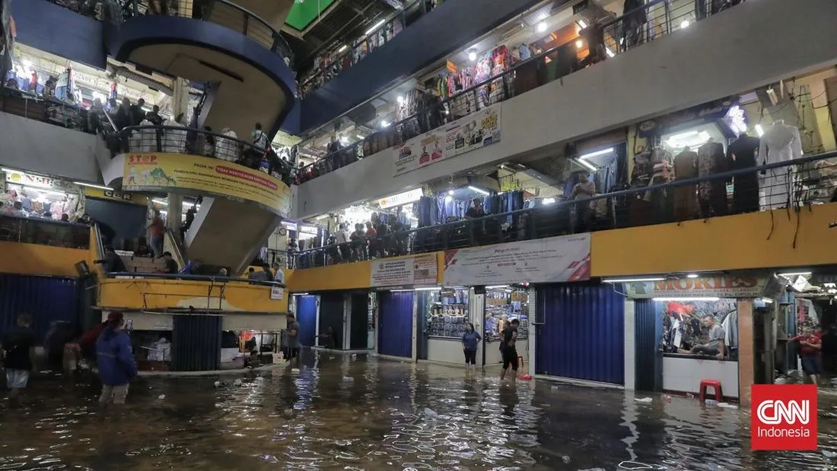 Pasar Cipulir di Jakarta Selatan Terendam Banjir Setelah Hujan Deras