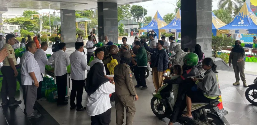 Dinas ESDM Kaltim dan Forum PPM Minerba Bagikan 2.100 Paket Takjil, Ribuan Warga Antre