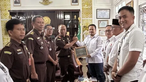 Bawaslu Banyumas Serahkan Penghargaan Gakkumdu Award kepada Kejari Purwokerto