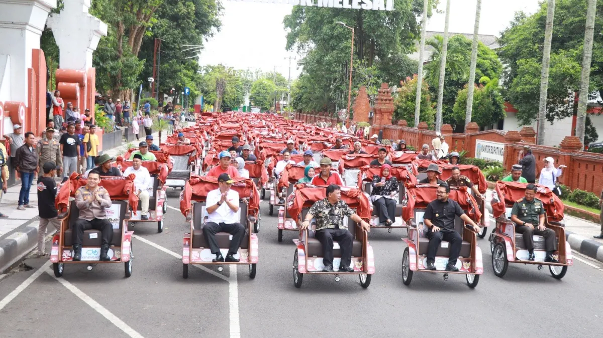 Presiden Salurkan 220 Becak Listrik untuk Tukang Becak Lansia di Nganjuk