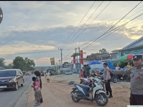 Pengamanan Penjualan Takjil oleh Bhabinkamtibmas di Desa Gedung Ram