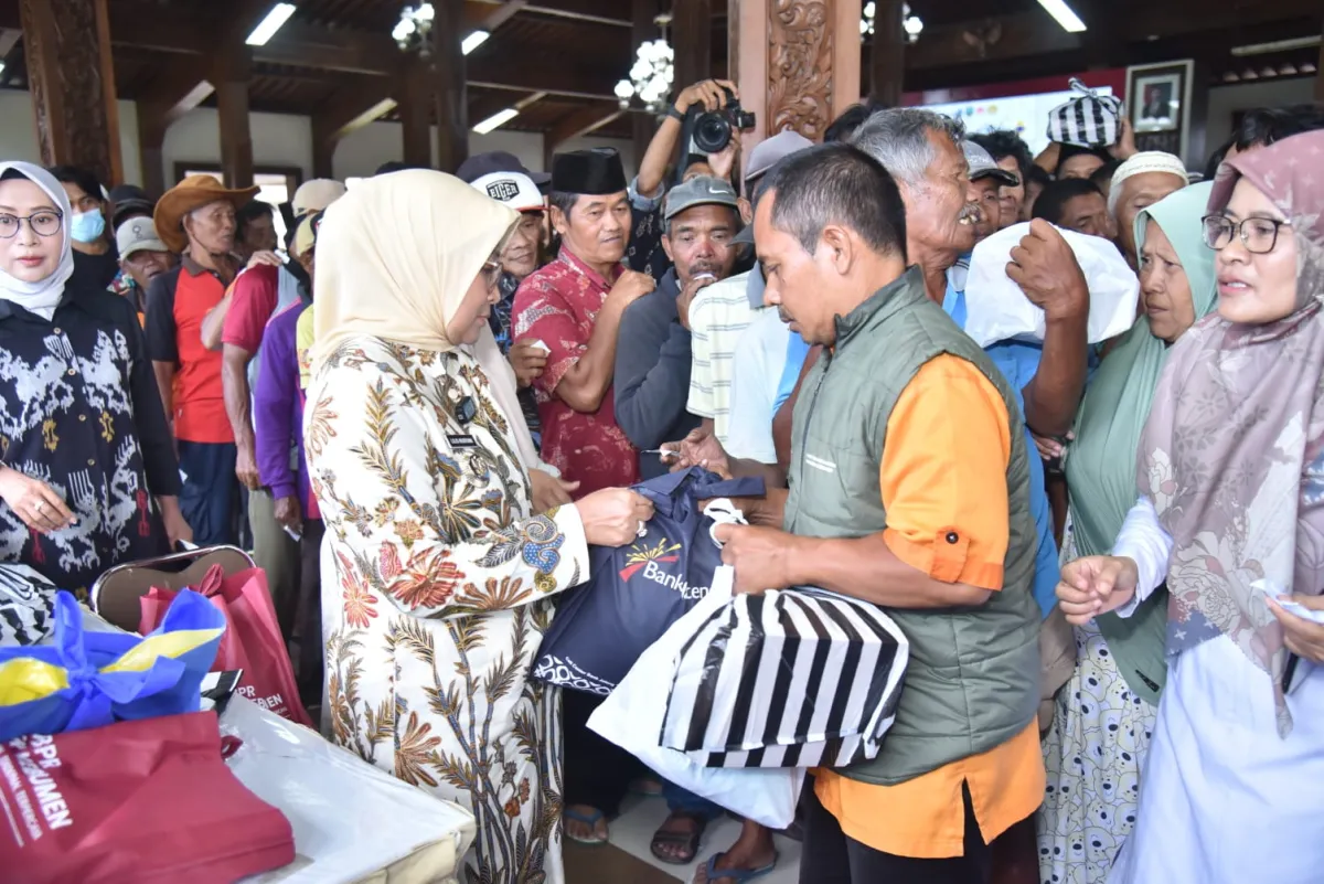 Bupati Lilis Nuryani Berbagi Kebahagiaan Ramadan untuk 300 Warga Kebumen