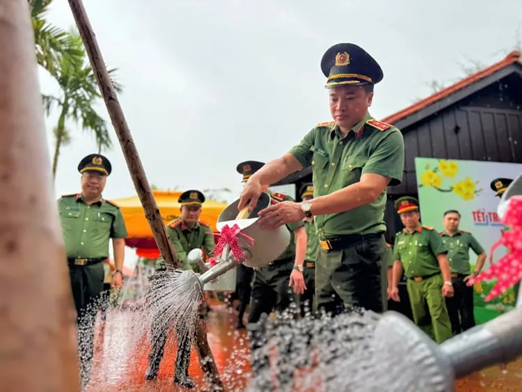 Kepolisian Ho Chi Minh Gelar Festival Penanaman Pohon untuk Lindungi Lingkungan