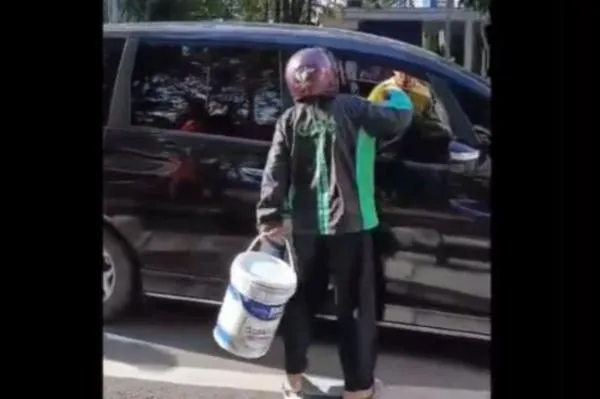 Driver Ojol di Makassar Pukul Penumpang Usai Terjatuh dari Motor