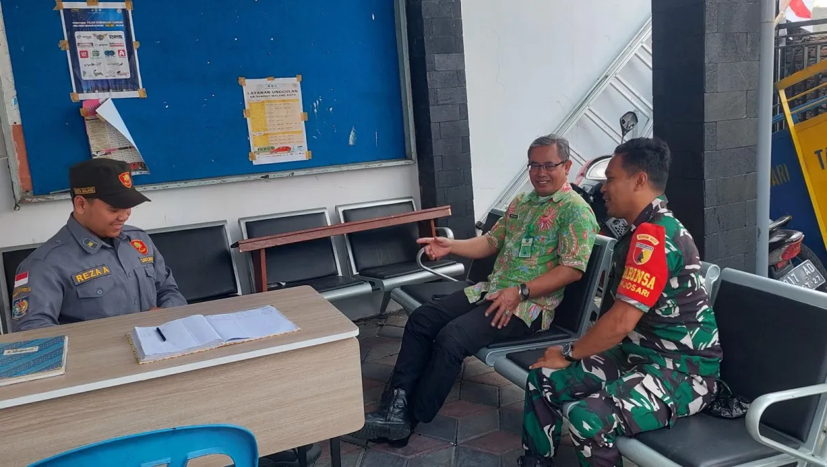Babinsa Arjosari Tingkatkan Keamanan Melalui Komsos Bersama Warga