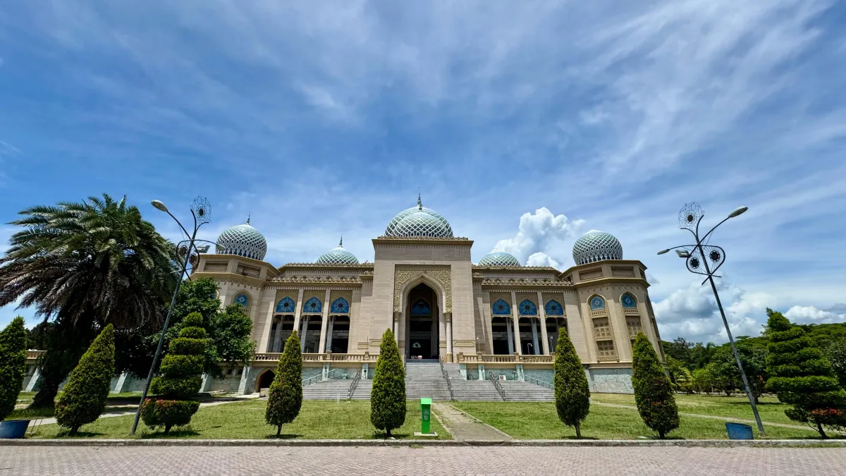 Keindahan Masjid Islamic Center Lhokseumawe di Bawah Langit Cerah